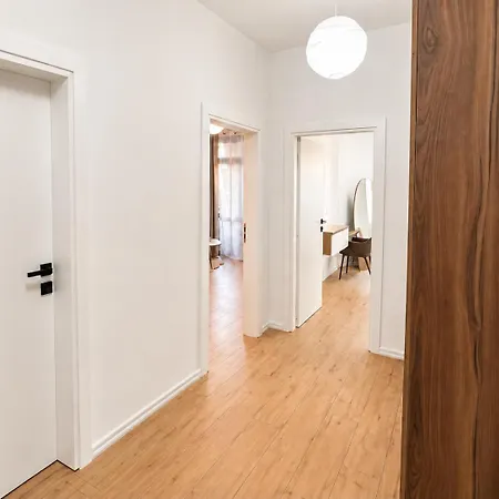 Matisse No7 - One Bedroom With Balcony